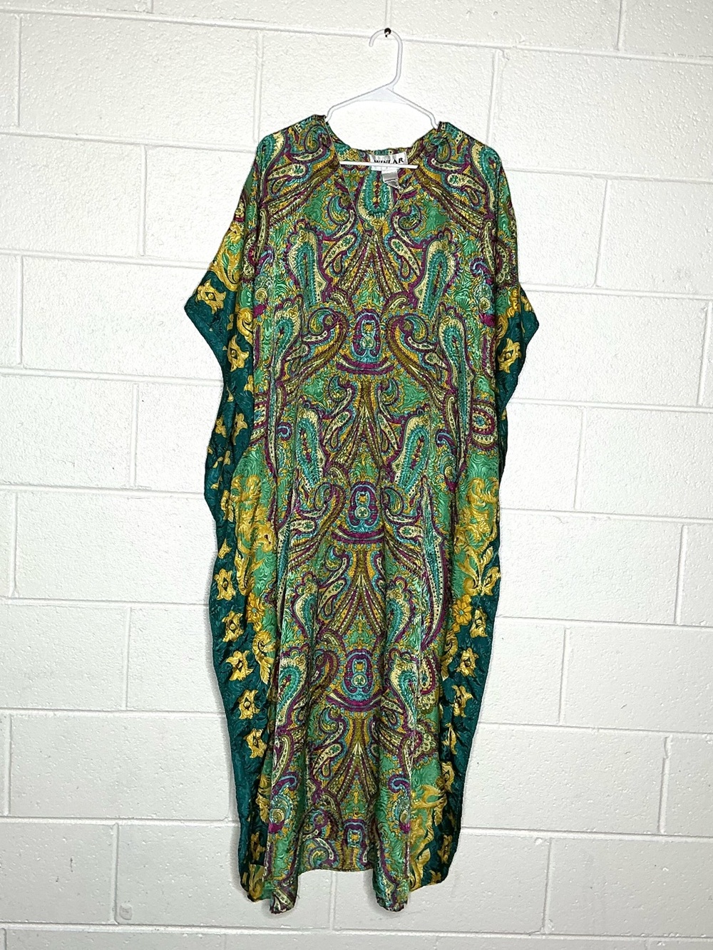 < Winlar Vibrant Colorful Paisley Pattern Satin Caftan Dress >